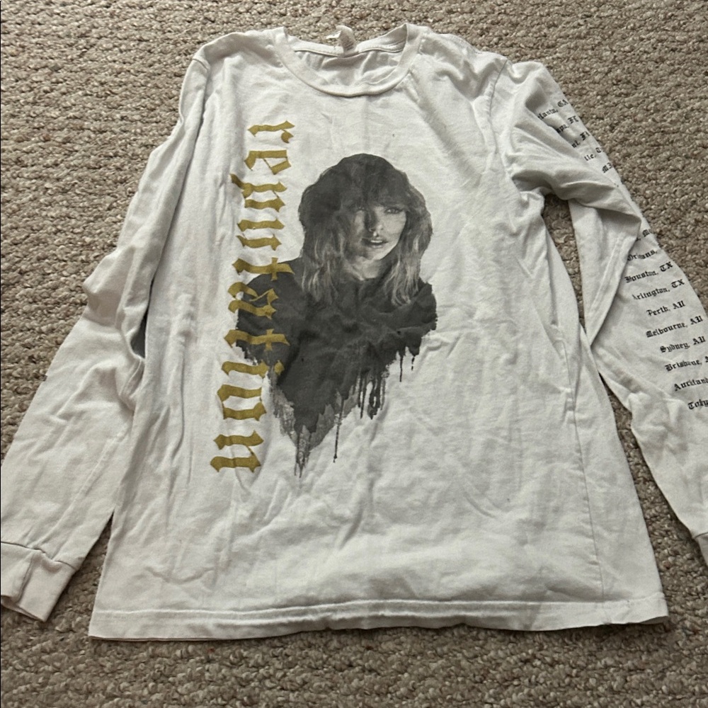 Taylor Swift Reputation Tour shirt size M- GUC